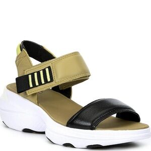 Sorel blitz sandals 9.5 Stylish Black and Tan Women's Sandals